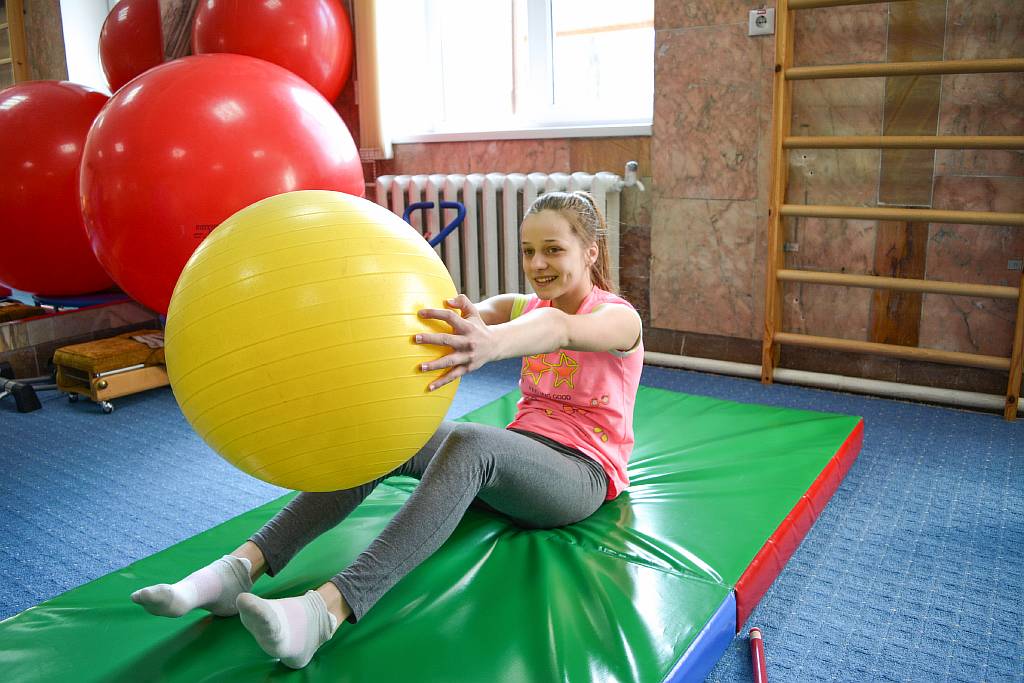 Пациент с мячом во время лечебной физкультуры